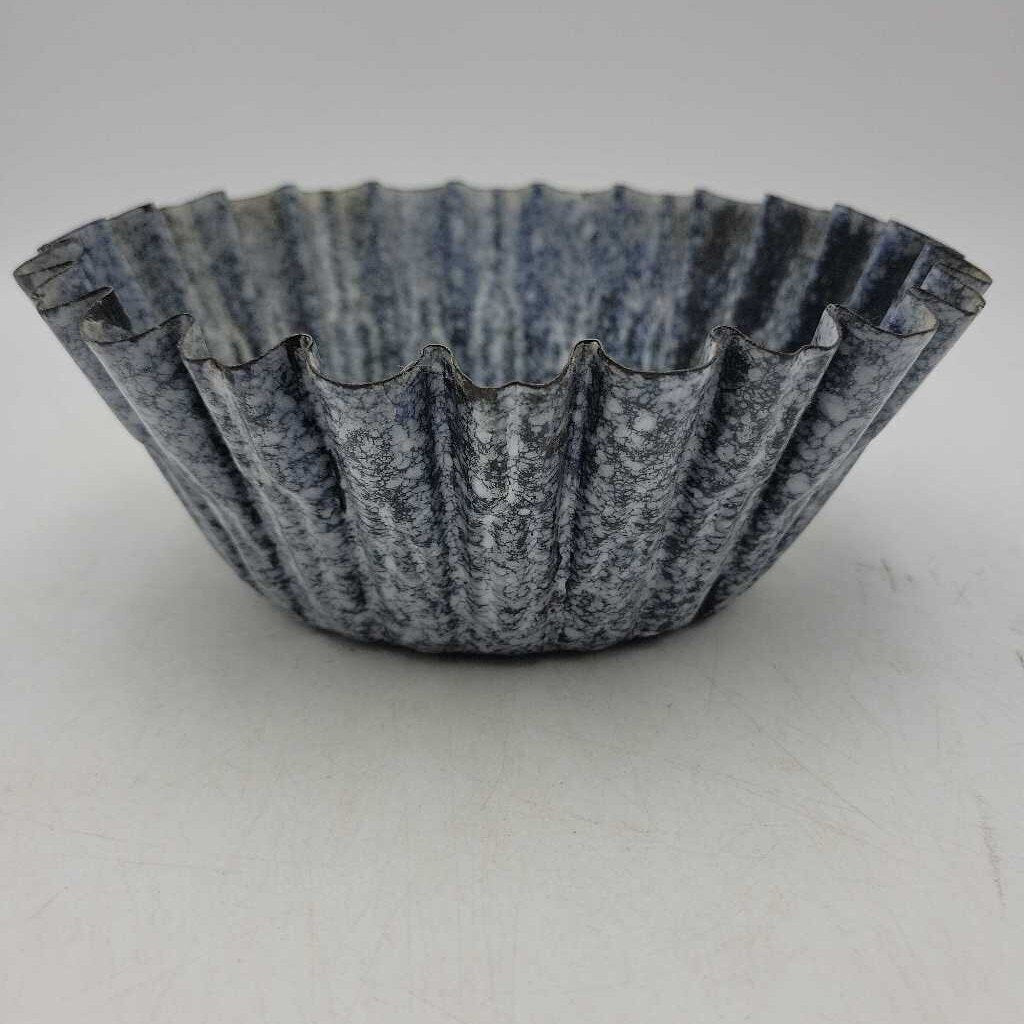 Antique Granite ware enamel Mold (YVO) (604)