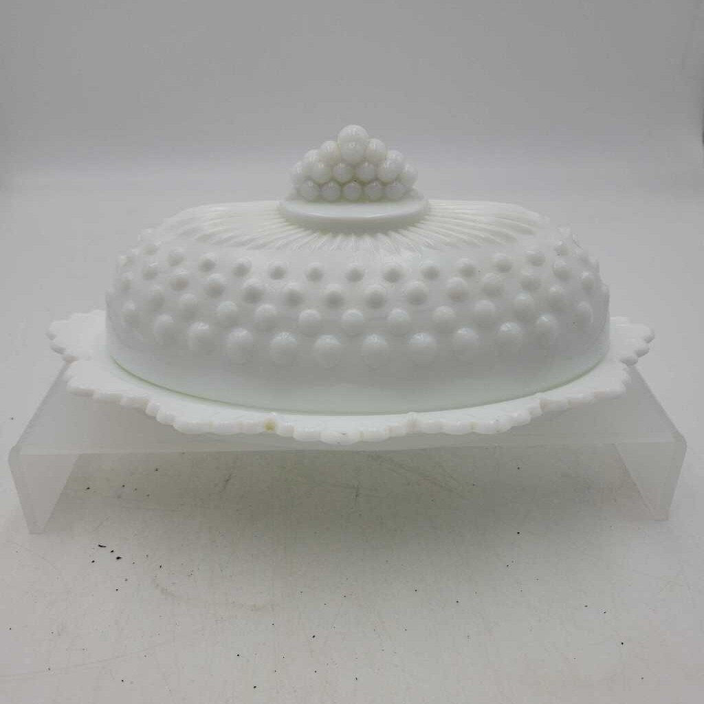 Butter dish Milk Glass Hobnail (YVO) (604)