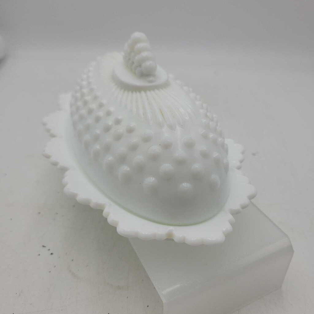 Butter dish Milk Glass Hobnail (YVO) (604)