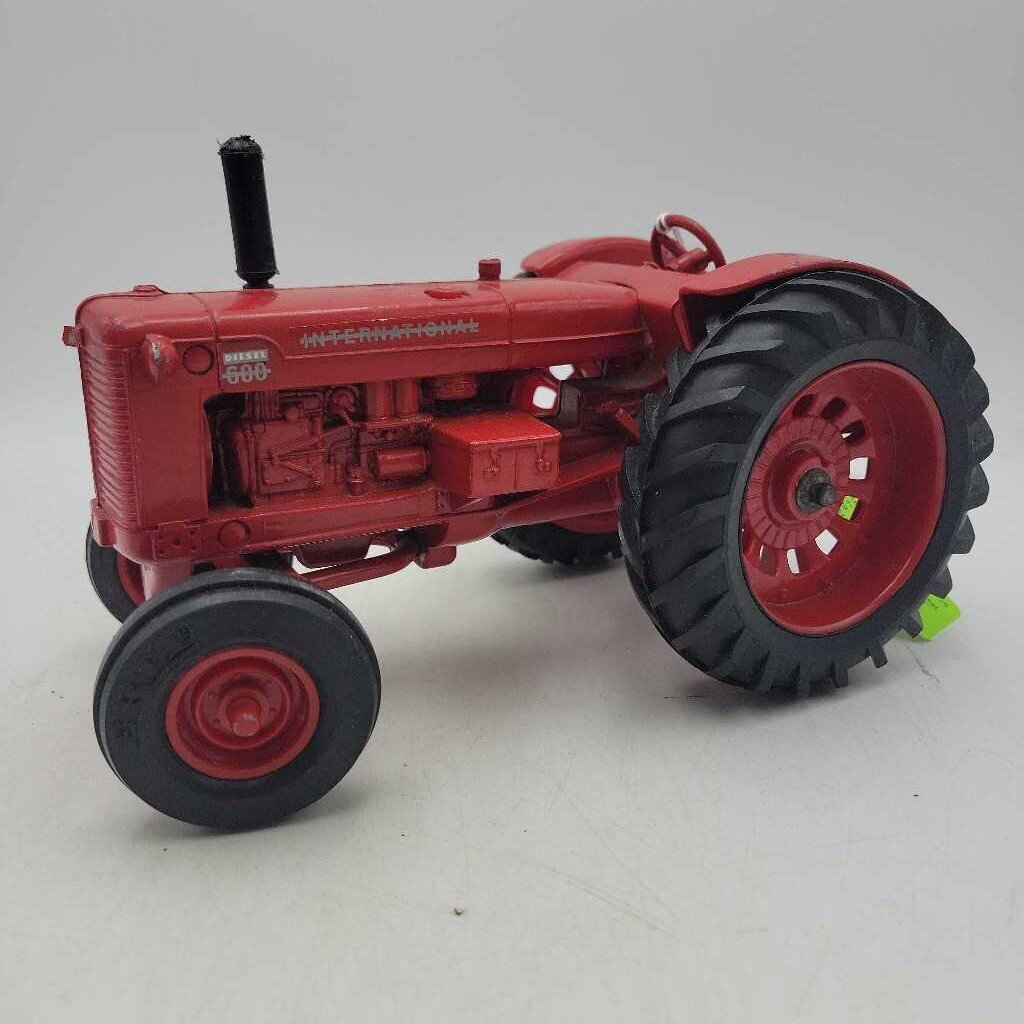 International # 600 Diesel Tractor Model (RAE)