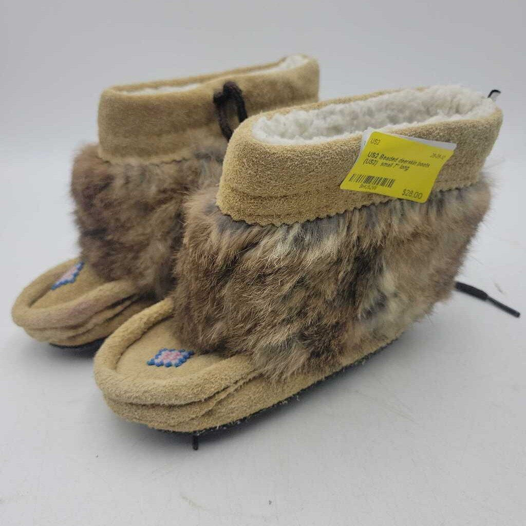 Beaded deerskin boots (US2)