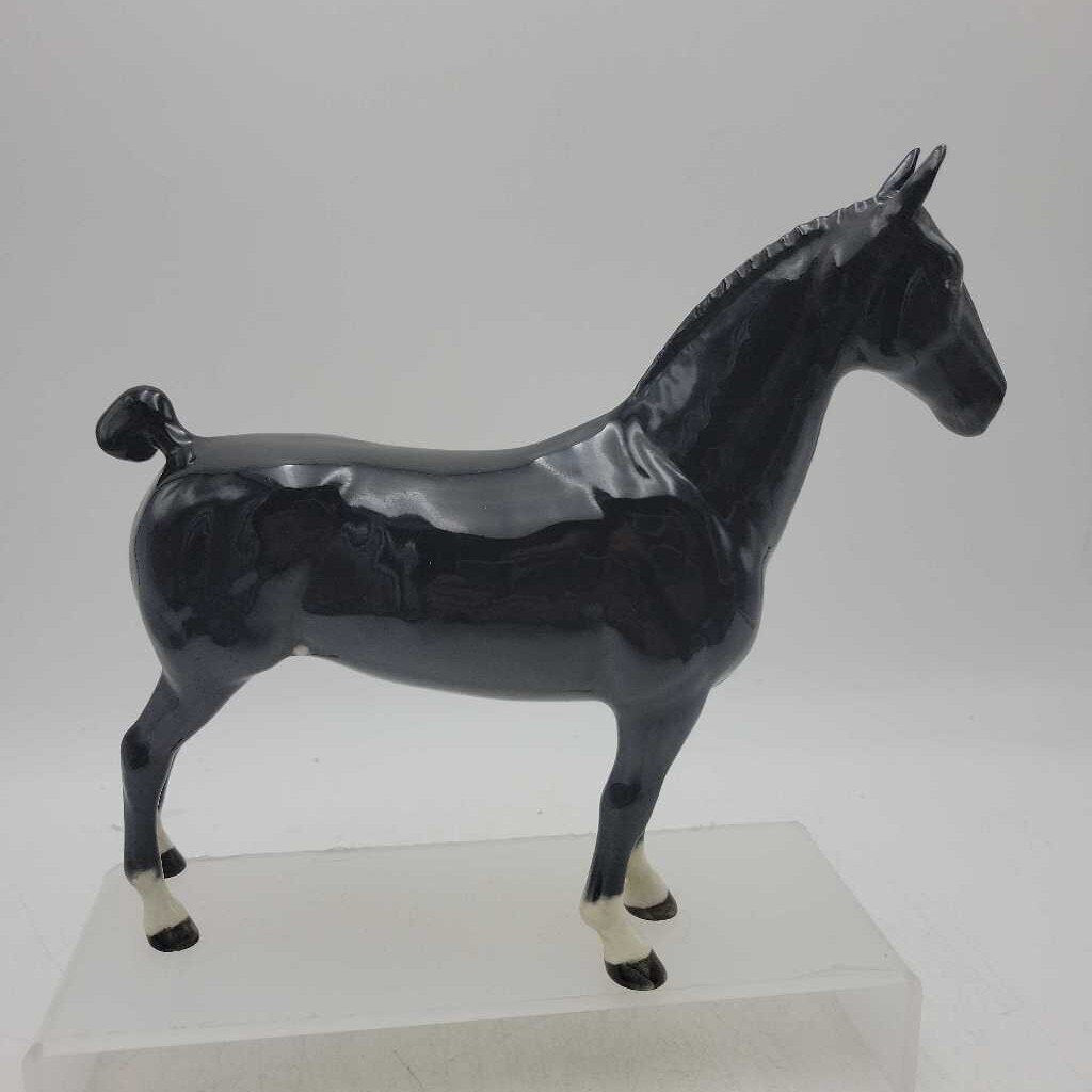 Black Beswick horse (LIND)