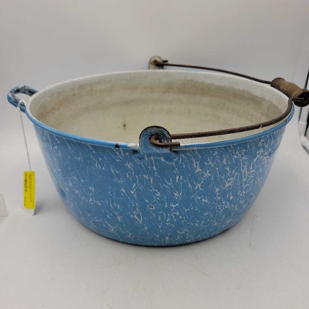Enamel Bowl w/Handle (DER)