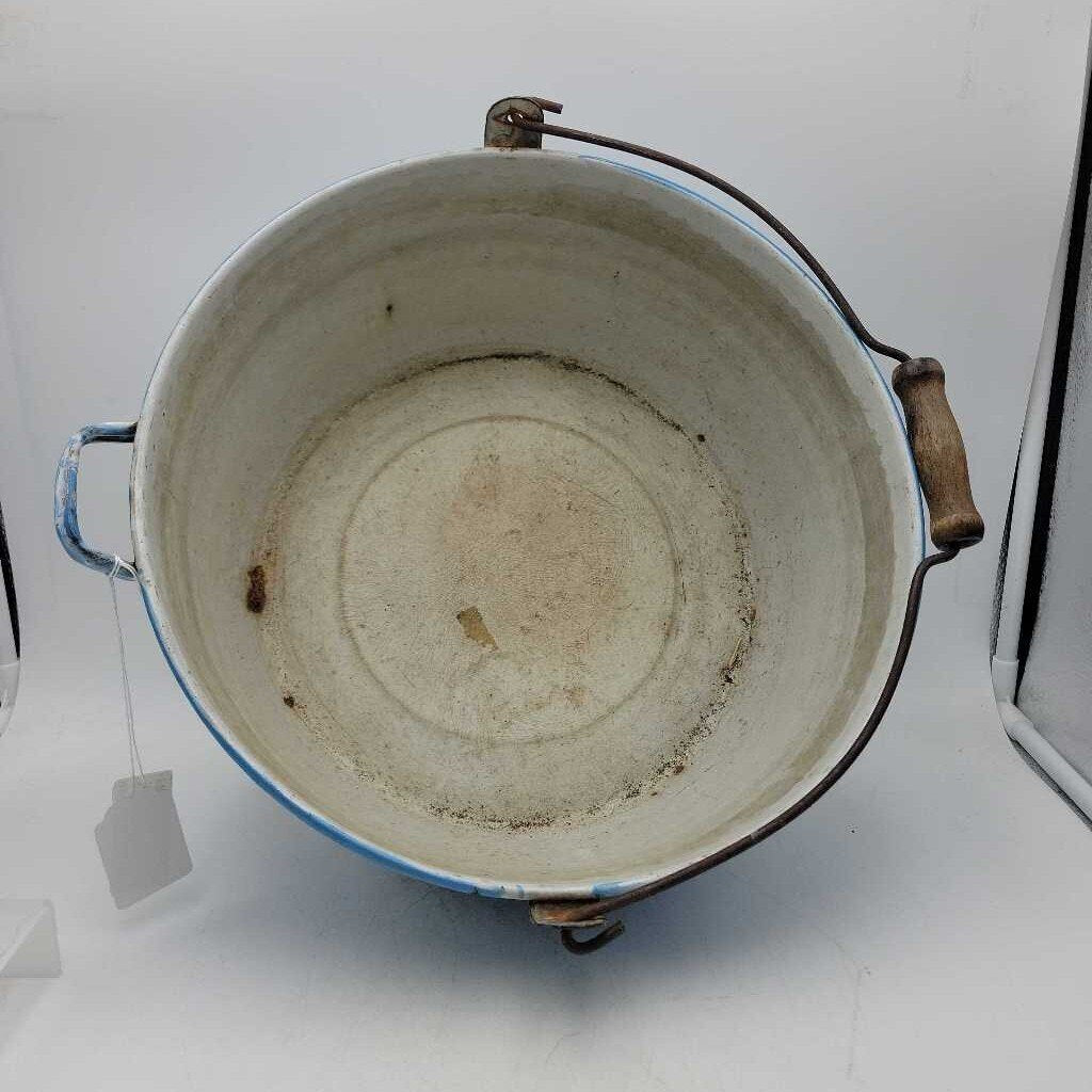 Enamel Bowl w/Handle (DER)