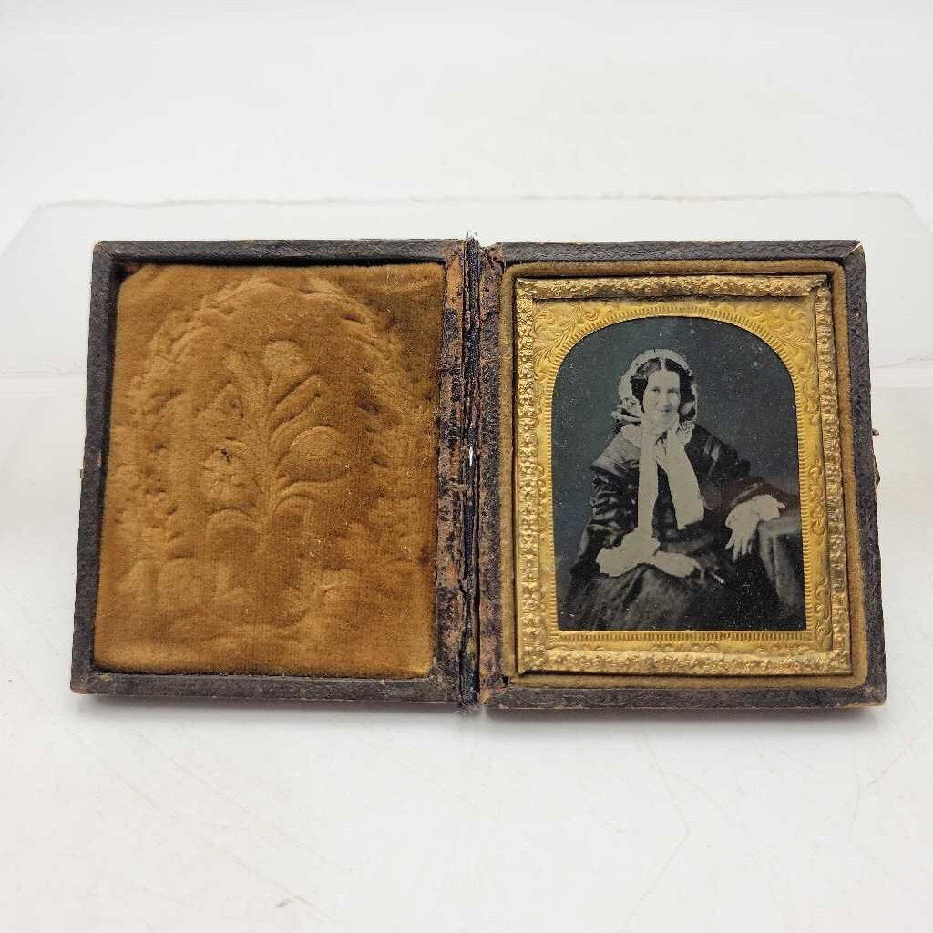 Antique Daguerreotype Cased Victorian Portrait (JL)
