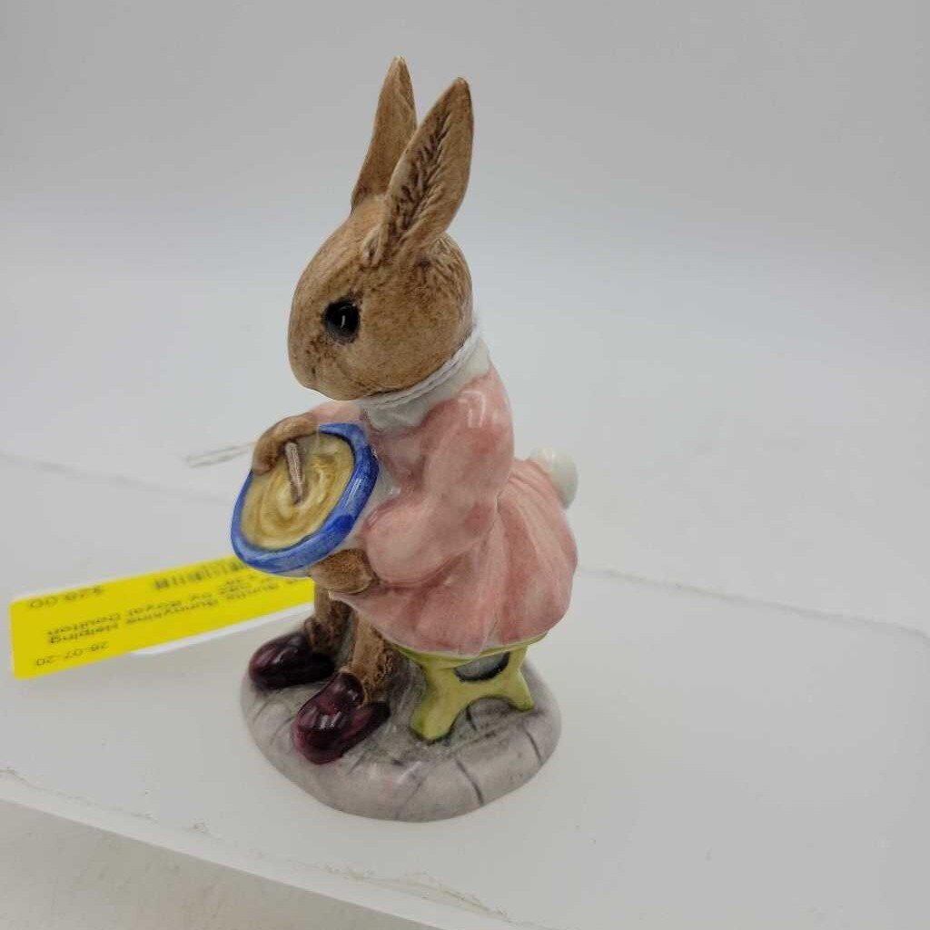 Buntie Bunnykins Helping Mother D82 by Royal Doulton figure (DEB)