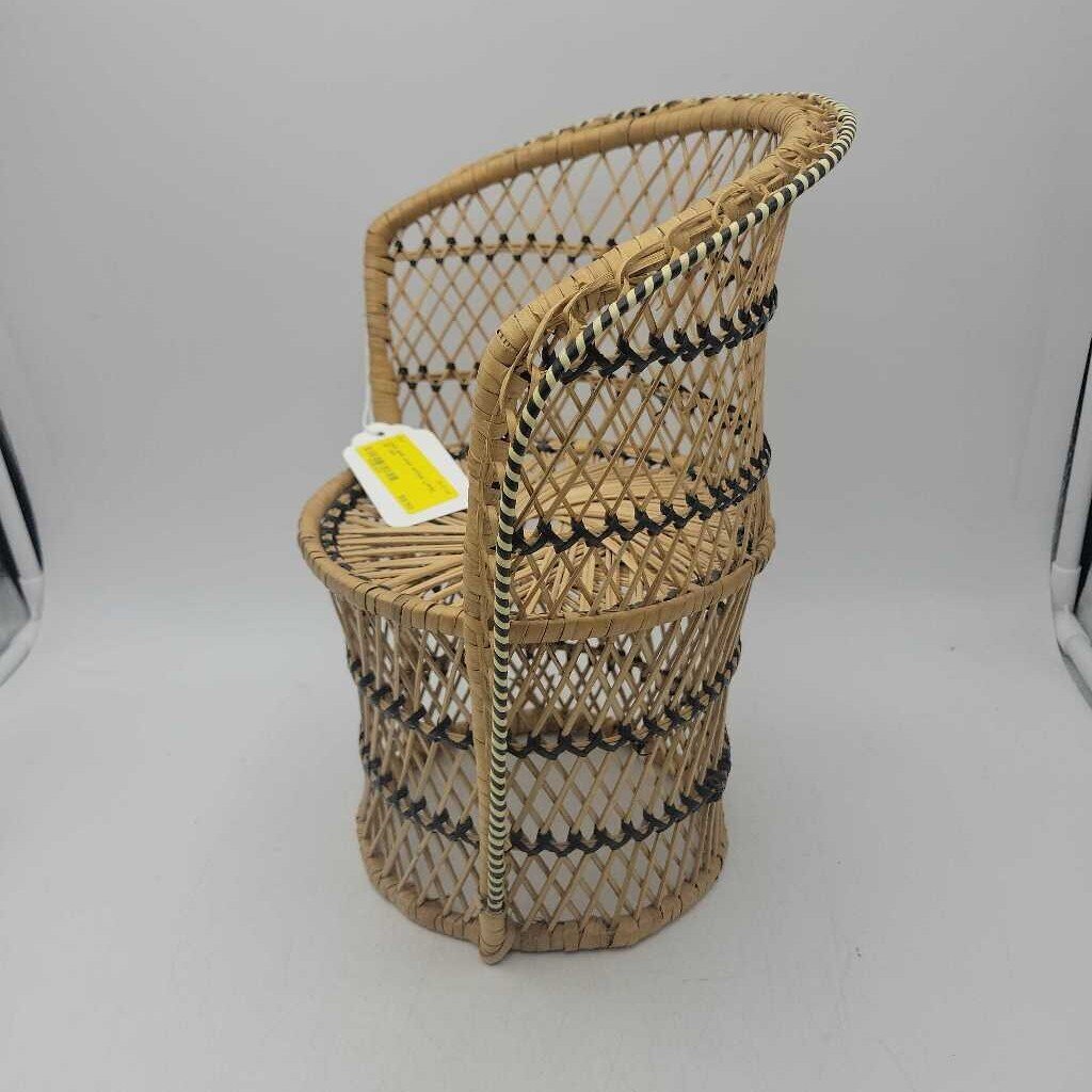 doll chair wicker (JAS)