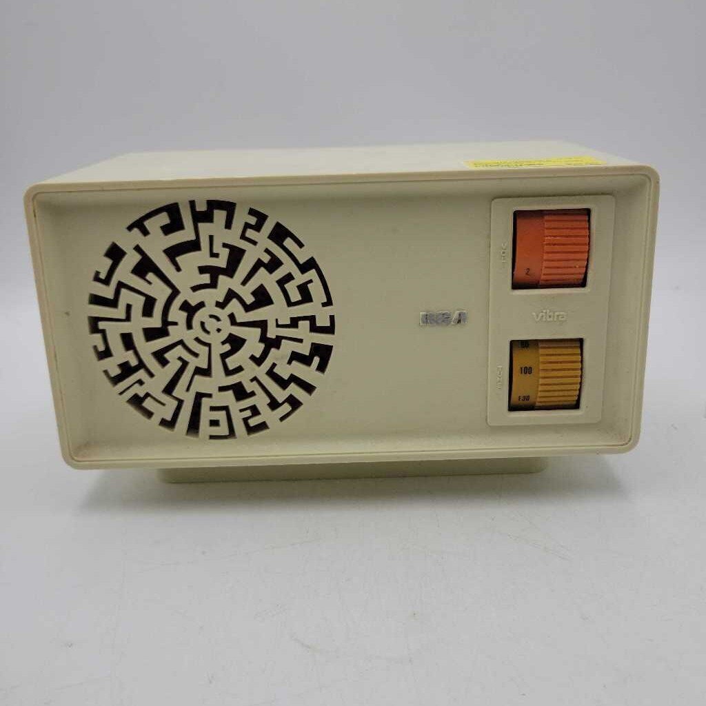 1972 White RCA Snowflake Radio (YVO) (608)