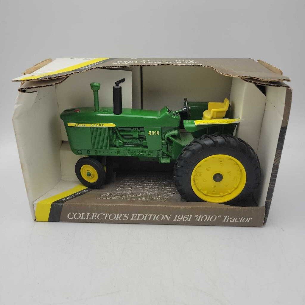 Ertl John Deere 1961 "4010" Gas Tractor 1/16 Scale (YVO) (608)