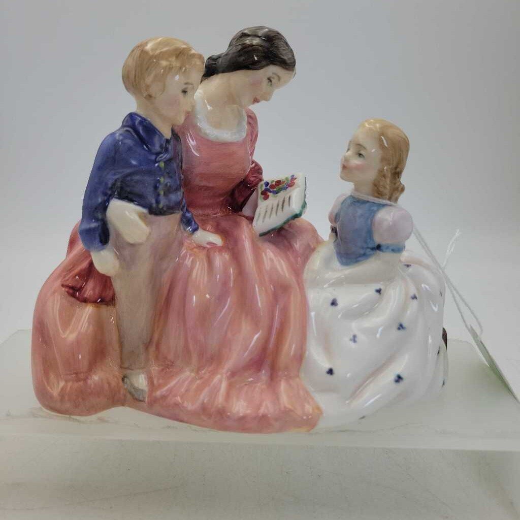 Royal Doulton "The Bedtime Story (DEB) HN 2059