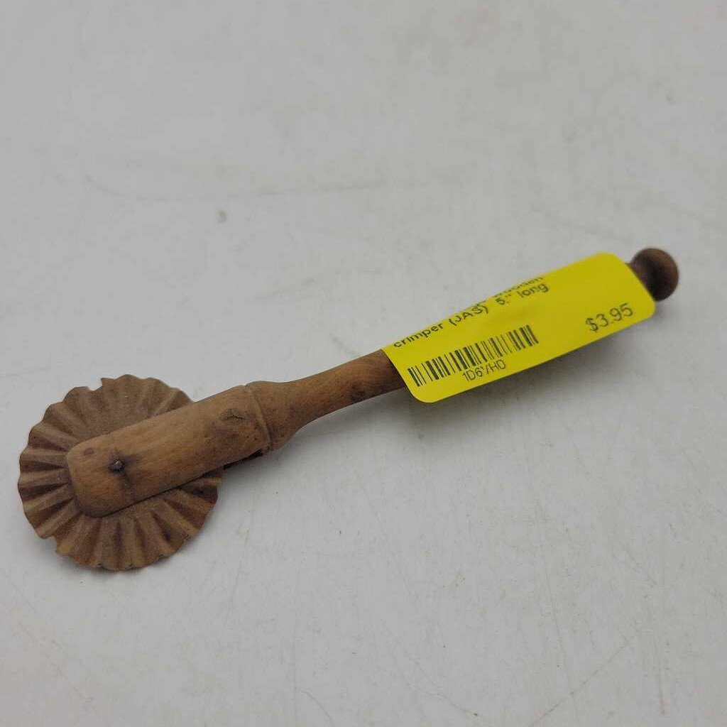 A vintage wooden crimper (JAS)