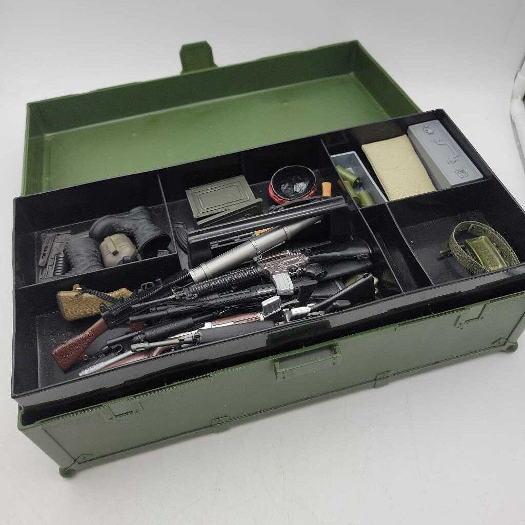 G i Joe Accessories Lot In G I Joe Locker Trunk(JEF)