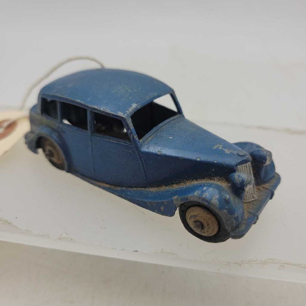 DinkyTriumph car (JAS)