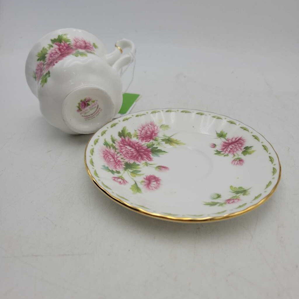 Royal Albert Cup / saucer November (DEB)