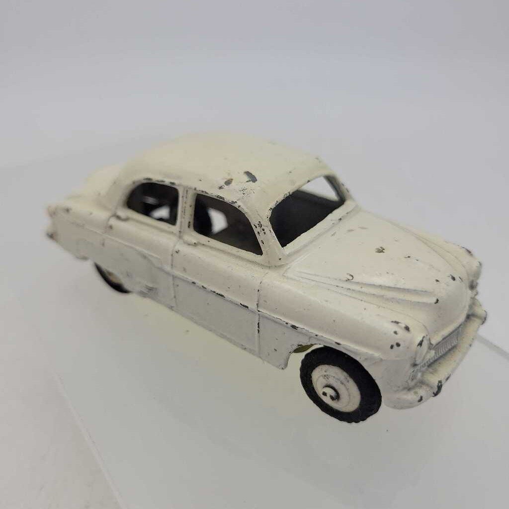 Dinky Vauxhall Cresta 164 car (YVO) 610