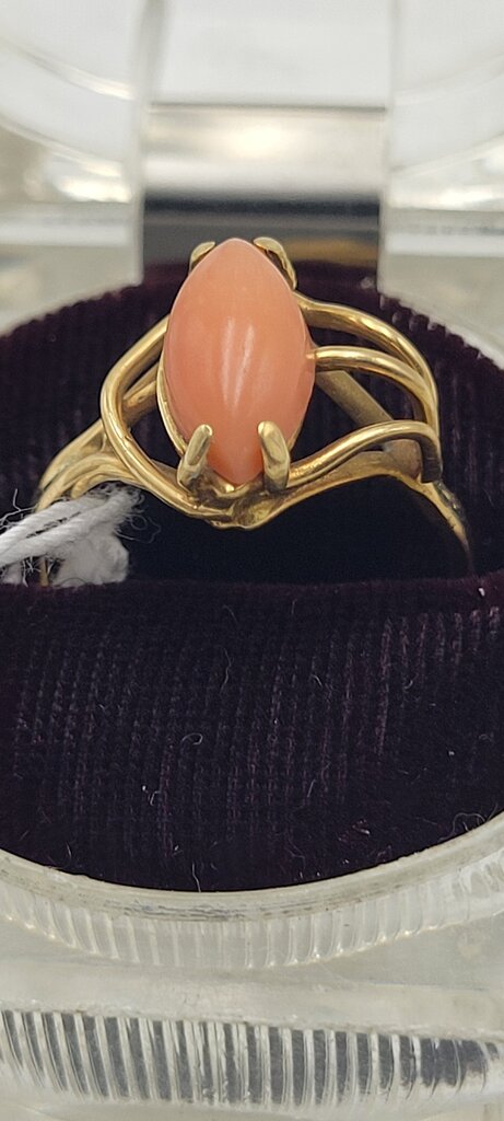 10K gold Ring with coral, size 8 (LIND)