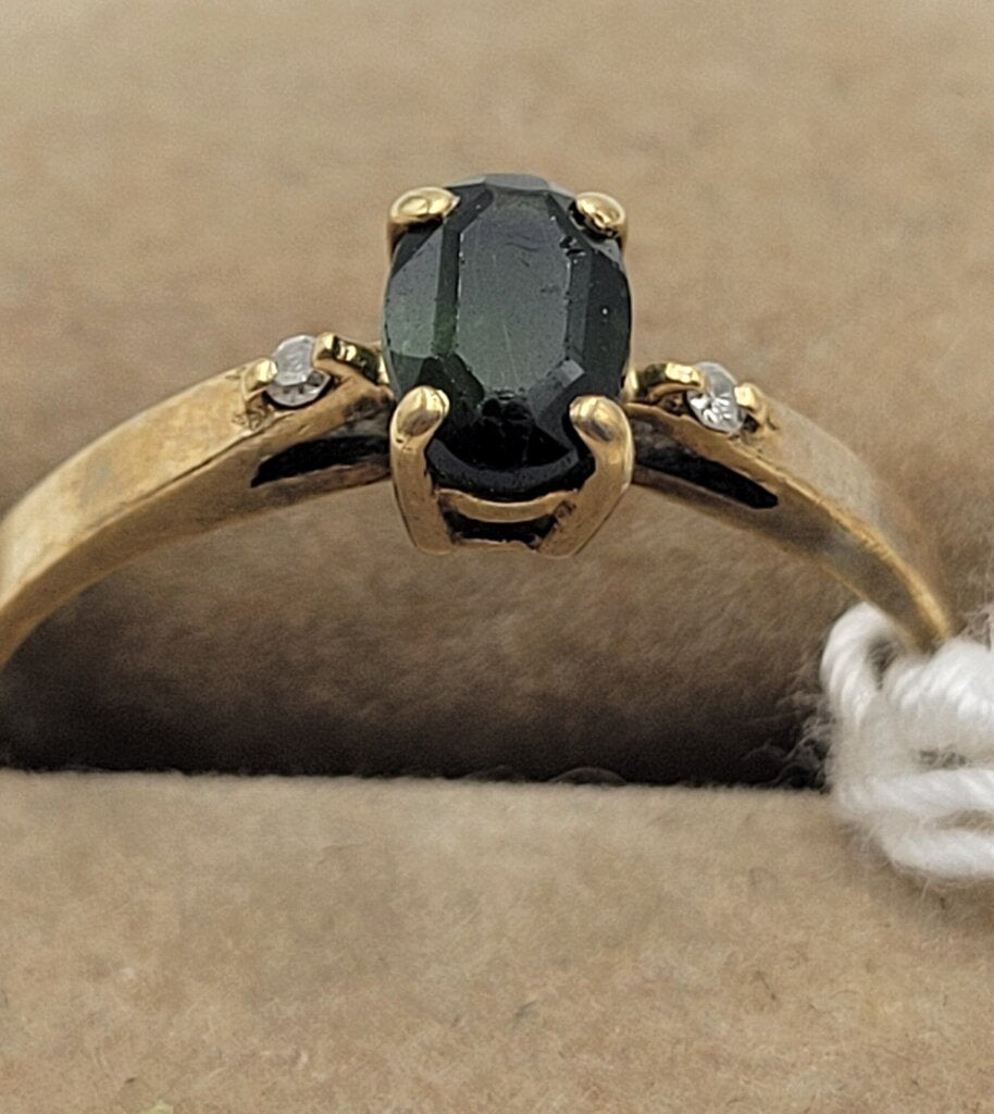 10K gold ring with green stone, size 6.75 (LIND)