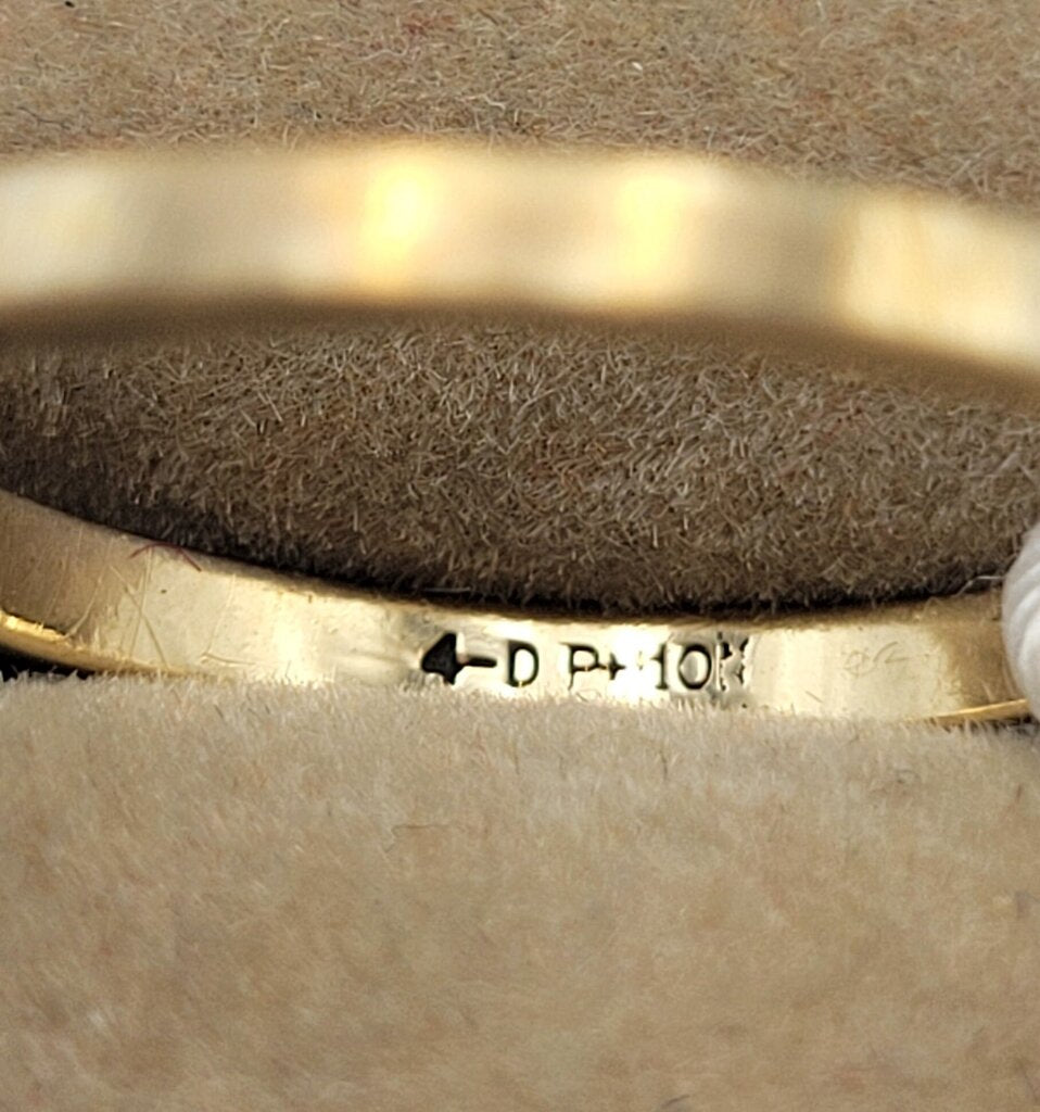 10K gold ring with green stone, size 6.75 (LIND)