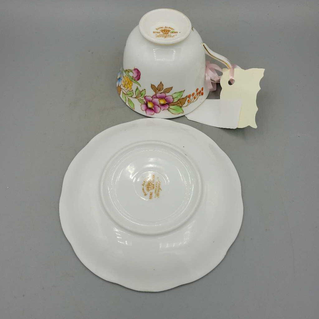 Royal albert Cup and saucer Bouquet (TRE)