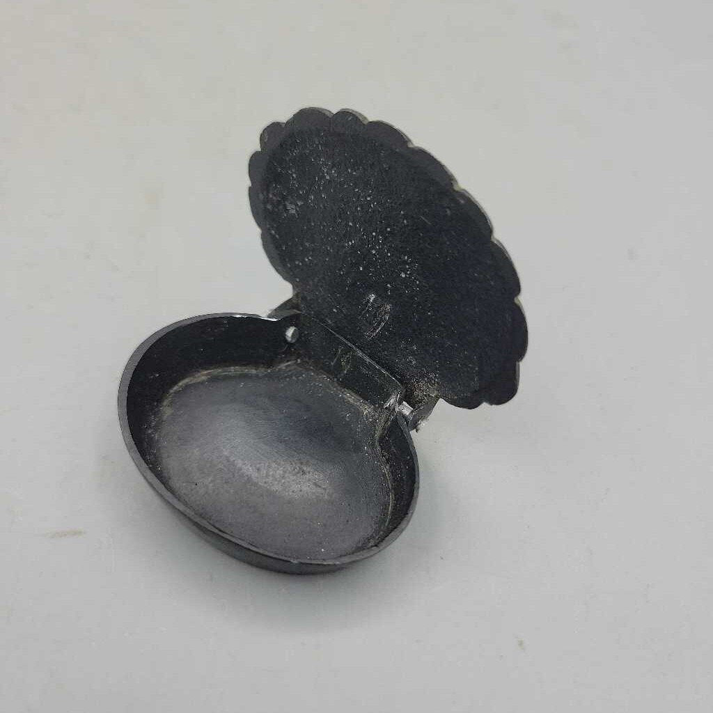 Metal scalloped metal snuff/pill box (COL #1497)