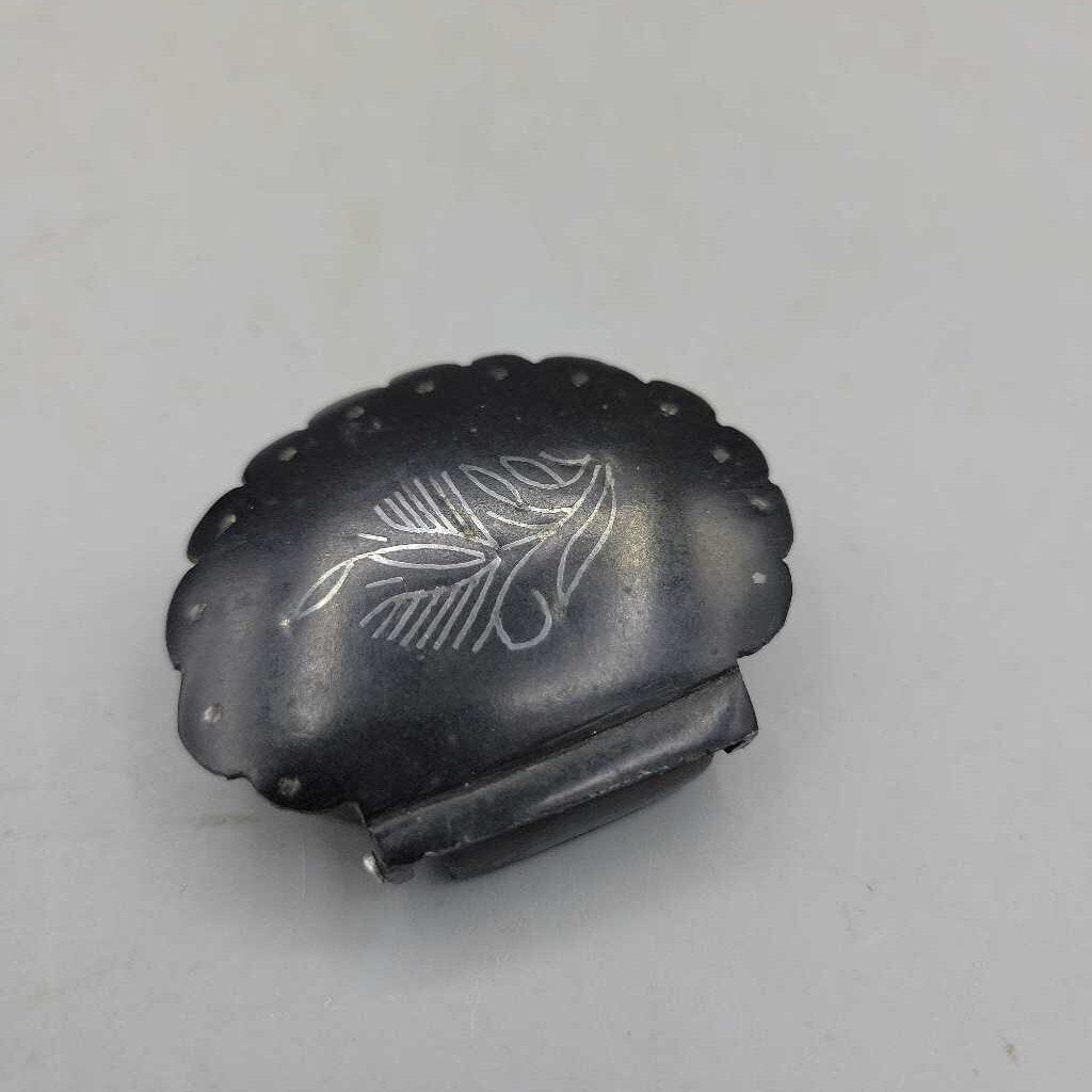 Metal scalloped metal snuff/pill box (COL #1497)