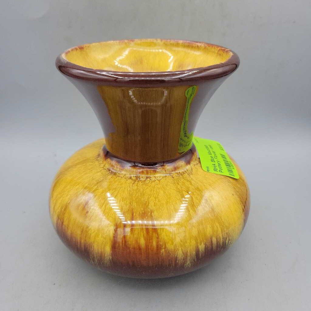 Blue Mountain Pottery Flower vase (RHA)