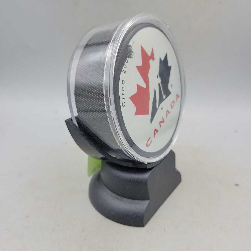 200? Team Canada Hockey Puck in Stand (JAS)