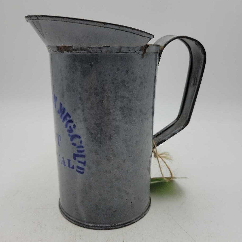 5.5" "Thos Davidson Mfg. Co. Ltd., Montreal" 1 Pint Enamelware Can (SAL)