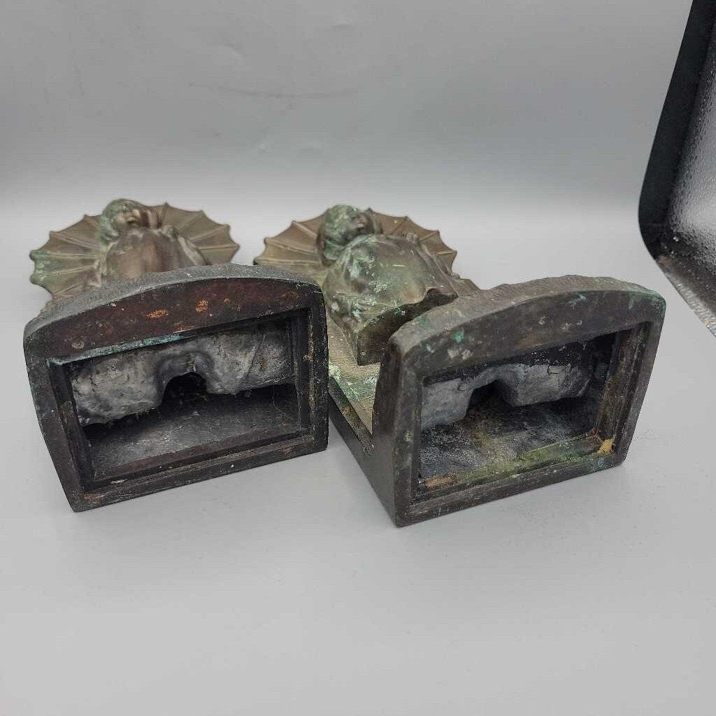 Pr of Child w/ Umbrella Bookends Cast (BS)