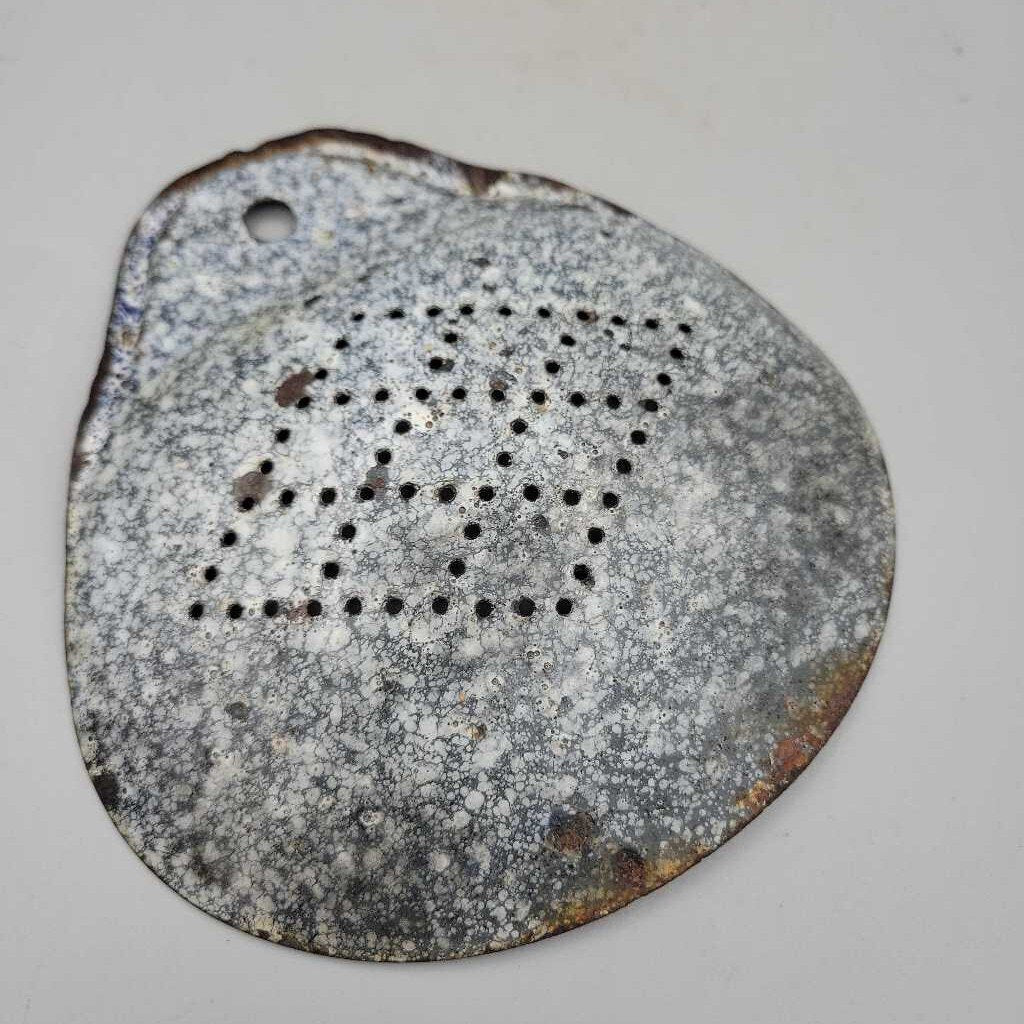 Graniteware strainer (US2)