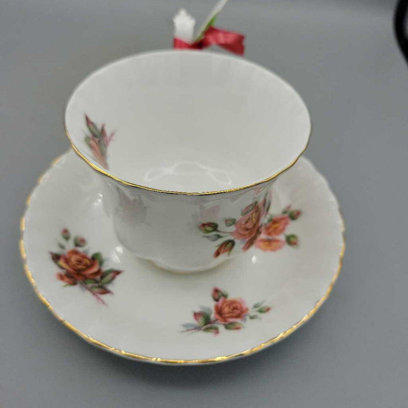 Royal albert Cup and saucer Centennial Rose(TRE)