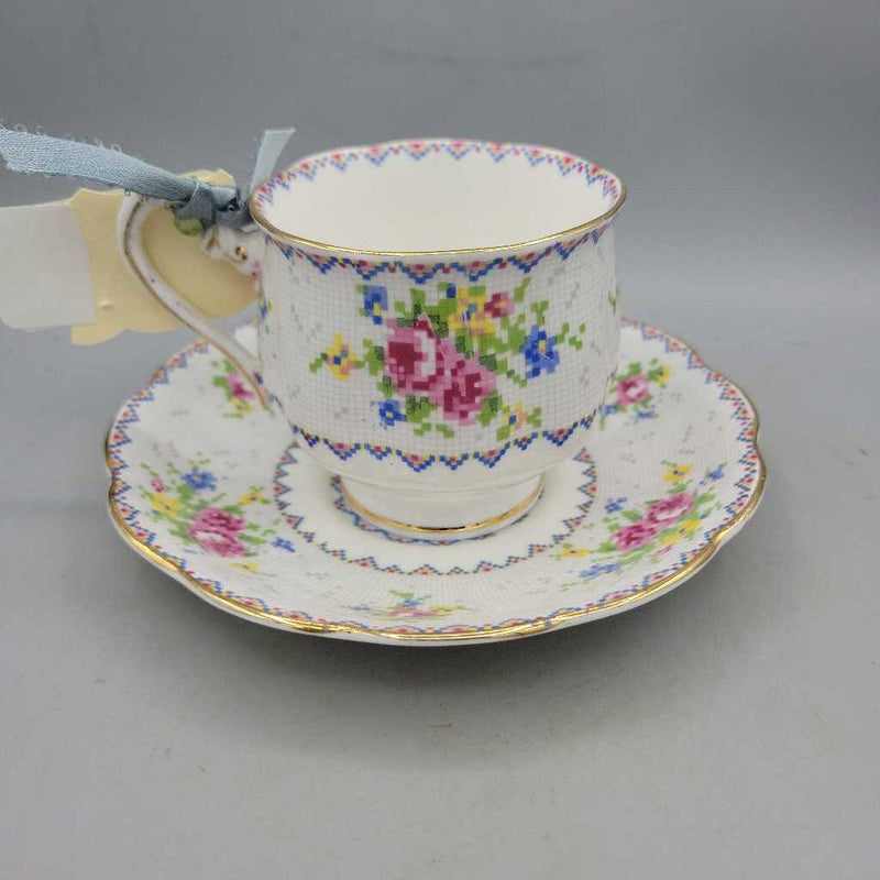 Royal albert Cup and saucer Petit Point (TRE)