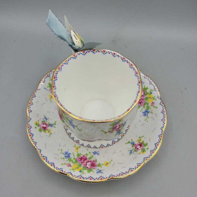 Royal albert Cup and saucer Petit Point (TRE)