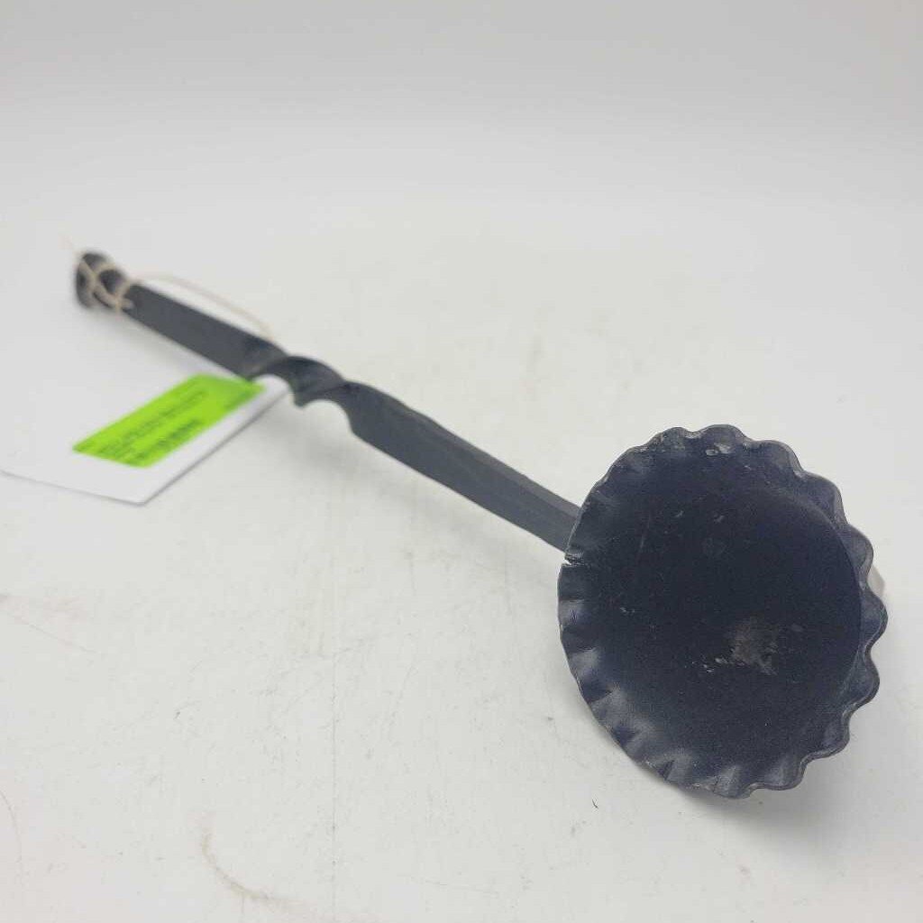 WDV1513 Black Gothic Candle Snuffer {R}
