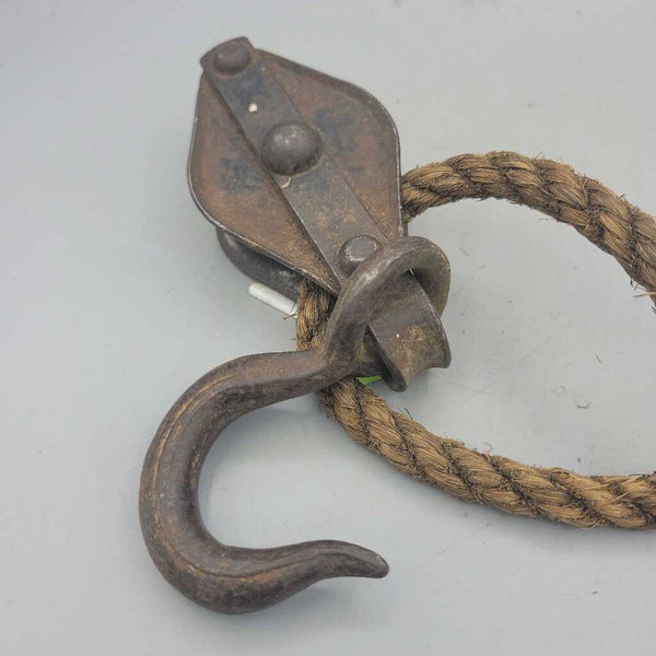 Small Metal Pulley With rope (JAS)