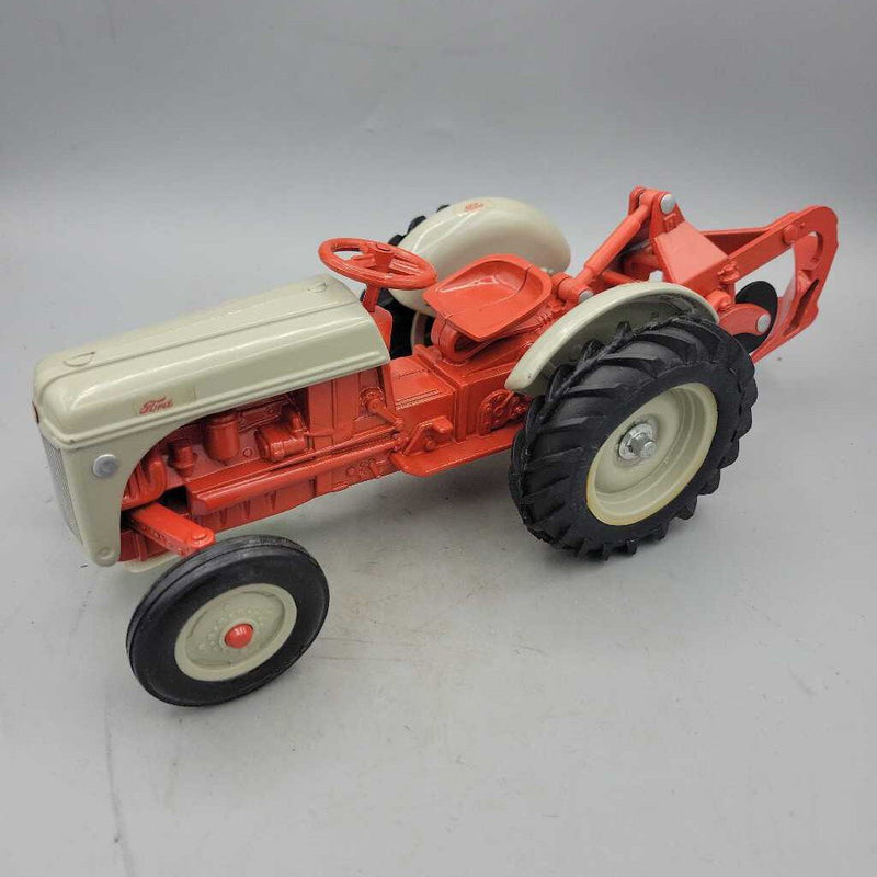 Ertl Ford 8N Tractor w/Plow (YVO) (411)