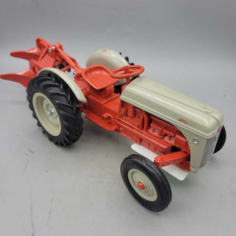 Ertl Ford 8N Tractor w/Plow (YVO) (411)