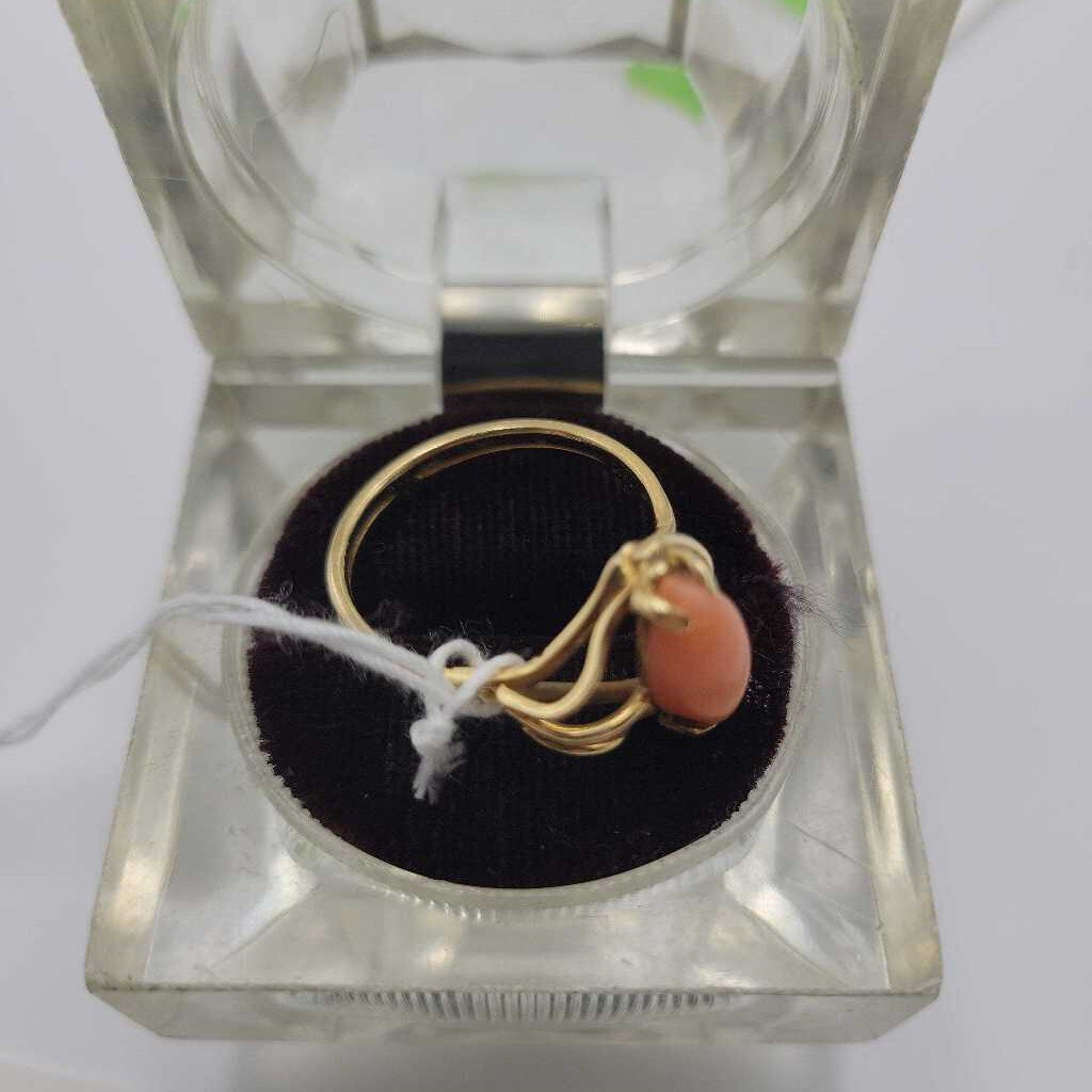 10K gold Ring with coral, size 8 (LIND)