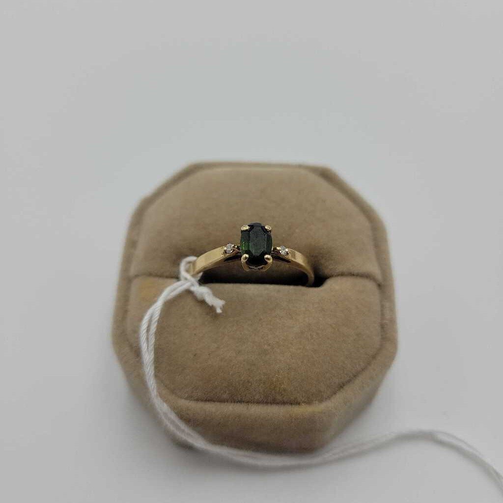 10K gold ring with green stone, size 6.75 (LIND)