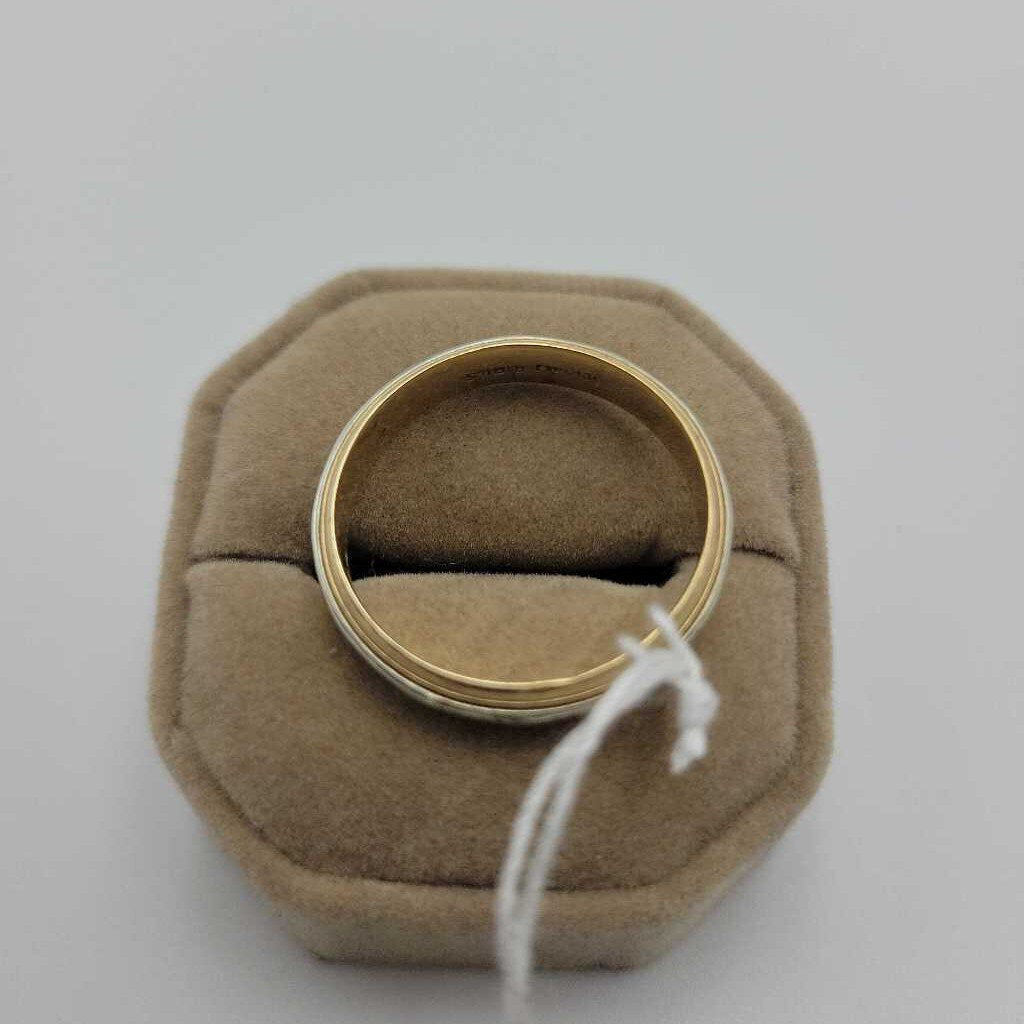 10K gold ring , size 10.5 (LIND)