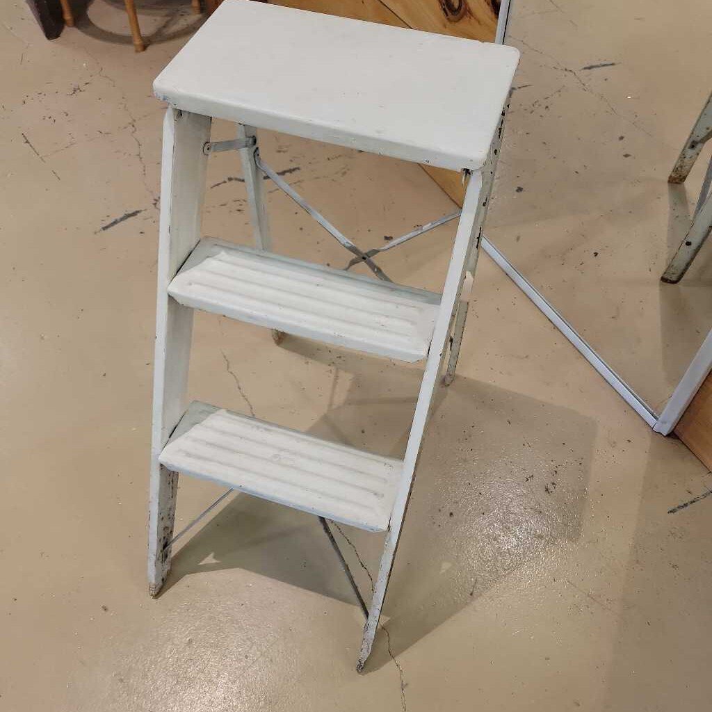 WDV1731 Vintage Metal Step Stool {R} (WDV)