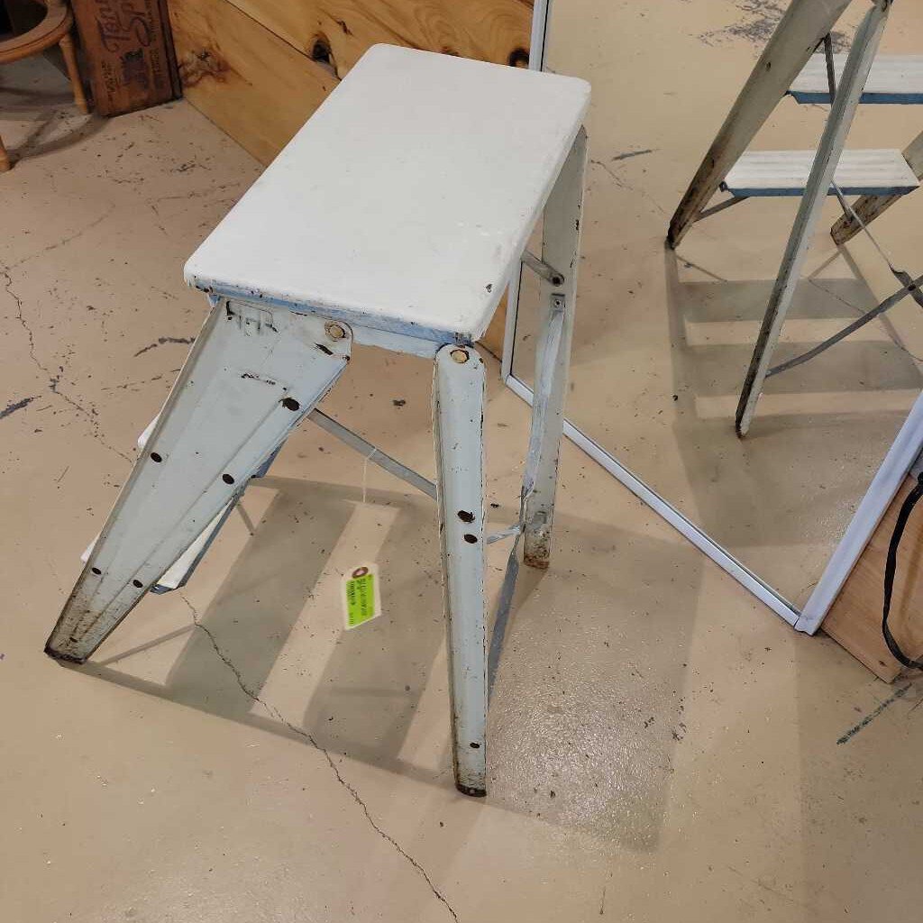 WDV1731 Vintage Metal Step Stool {R} (WDV)