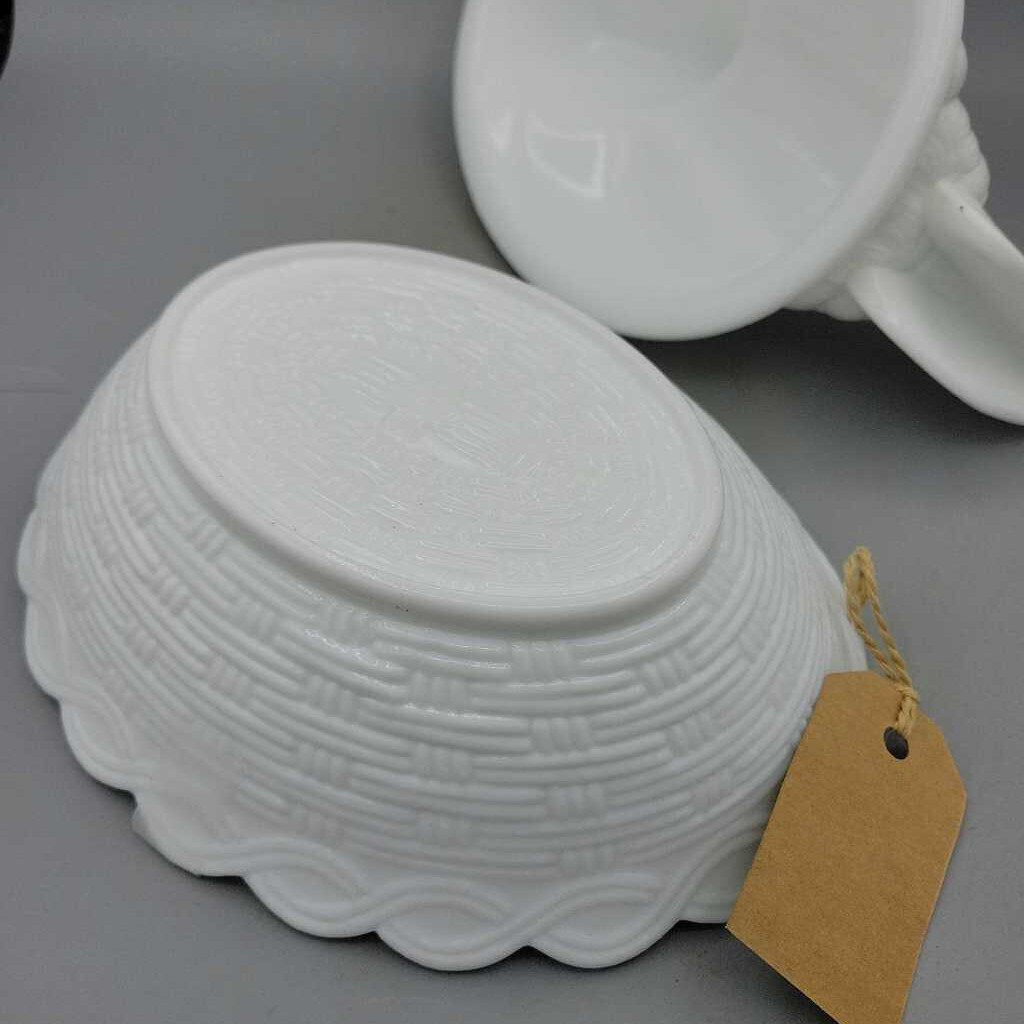 Milk Glass Nesting Hen (0516)