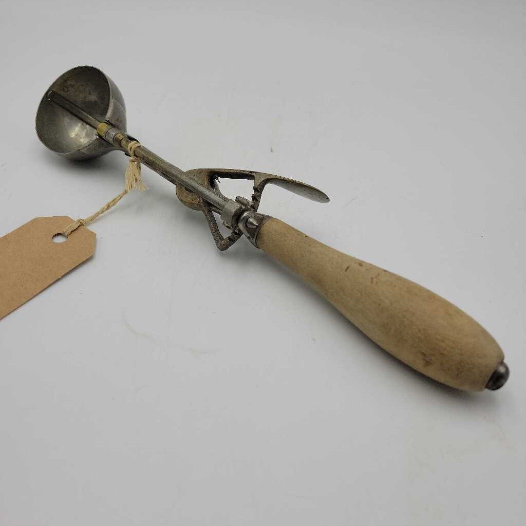 Gilchrist 31 Ice-cream Scoop 1915-1920 Wood Handle (TWS)