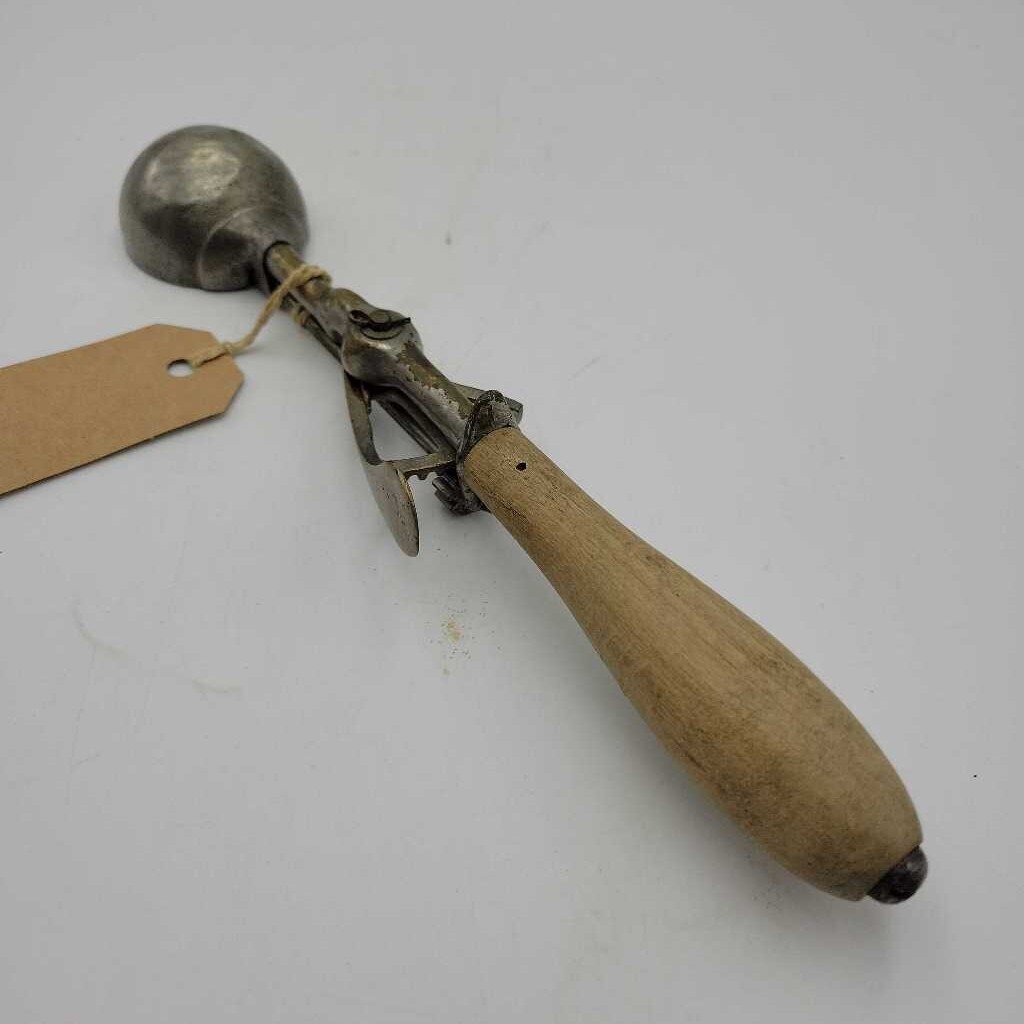 Gilchrist 31 Ice-cream Scoop 1915-1920 Wood Handle (TWS)
