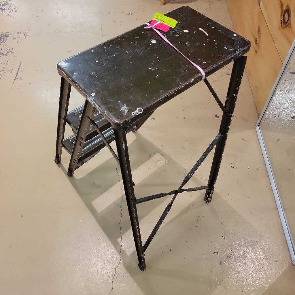 Metal Step Stool (KAR)