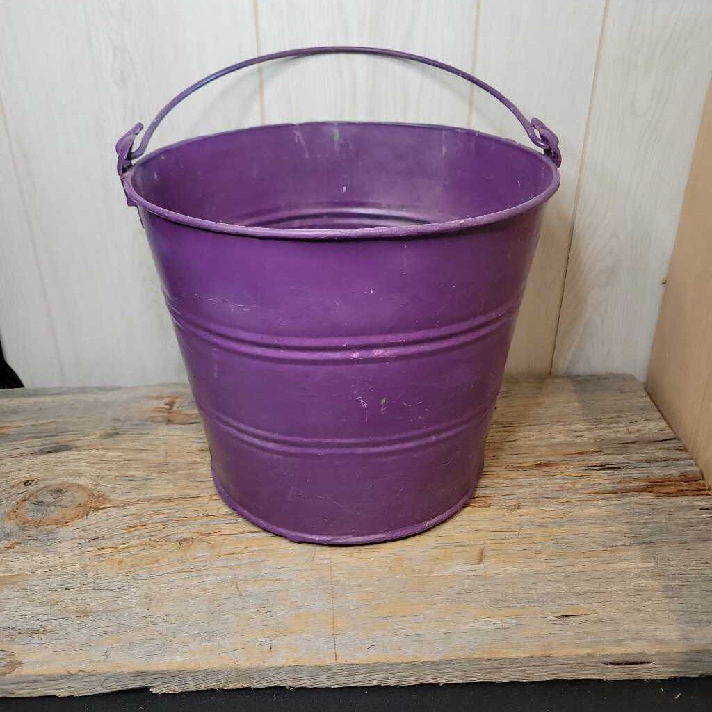 Vintage metal bucket jas