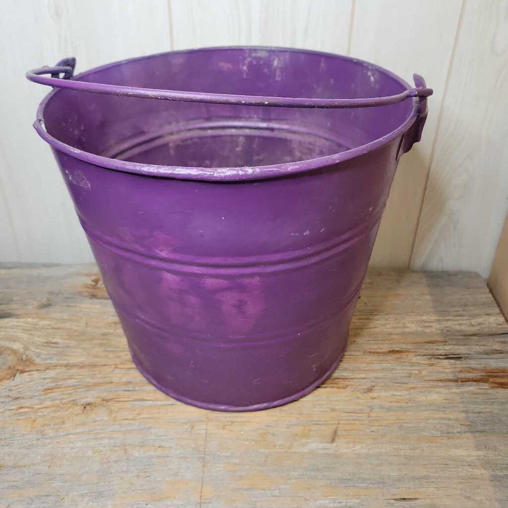 Vintage metal bucket jas