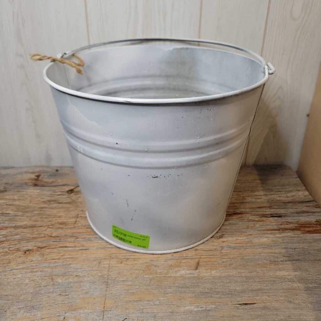 Vintage metal bucket jas