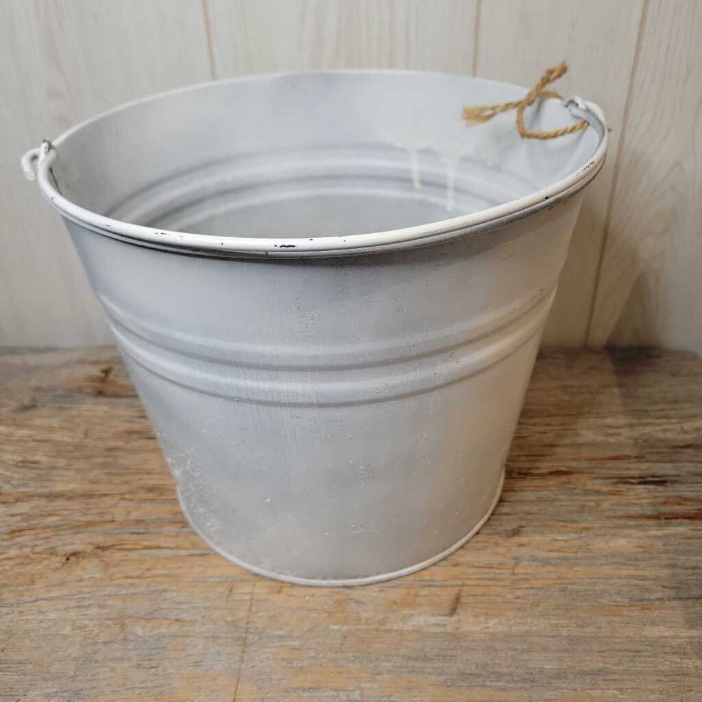 Vintage metal bucket jas